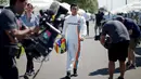 Pembalap F1 tim Manor Racing, Rio Haryanto saat berjalan menuju sesi pemotretan driver sebelum persiapan Australian Formula One Grand Prix di Melbourne, (17/3). (REUTERS / Jason Reed)
