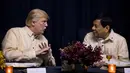Keakraban Presiden AS, Donald Trump dan Presiden Filipina, Rodrigo Duterte dalam acara makan malam bersama konferensi ASEAN ke-31 di Manila, Minggu (12/11). Trump dan Duterte berbincang mengenai sejumlah isu. (AP Photo/Andrew Harnik)