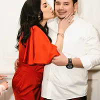 Lihat di sini gaya Nindy Ayunda rayakan ultah Dito dengan gaun merah elegan. [@nindyayunda].