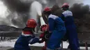 Tim HSSE & Fire Fighter Pertamina berupaya memadamkan api pada kebakaran tangki minyak Pertamina RU VI Balongan, Indramayu, Rabu (31/3/2021). Memasuki hari ketiga pascakebakaran, tim Emergency Pertamina berhasil memadamkan tiga tangki dari total empat tangki yang terbakar. (Dok. Humas Pertamina)