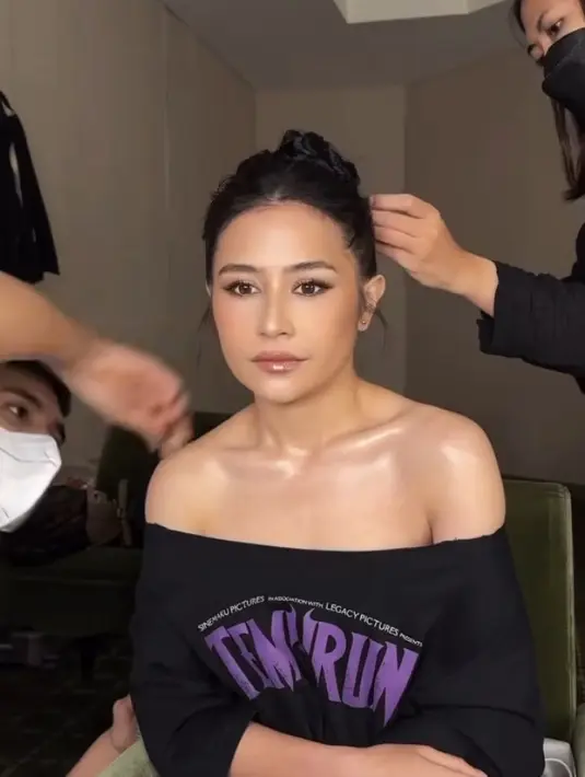 Tulang selangka Prilly pun semakin terlihat saat ia sedang dimakeup dengan kaos off shoulder. Dan gaya rambut cepol rapi serta makeup glamnya.  [@prillylatuconsina96]