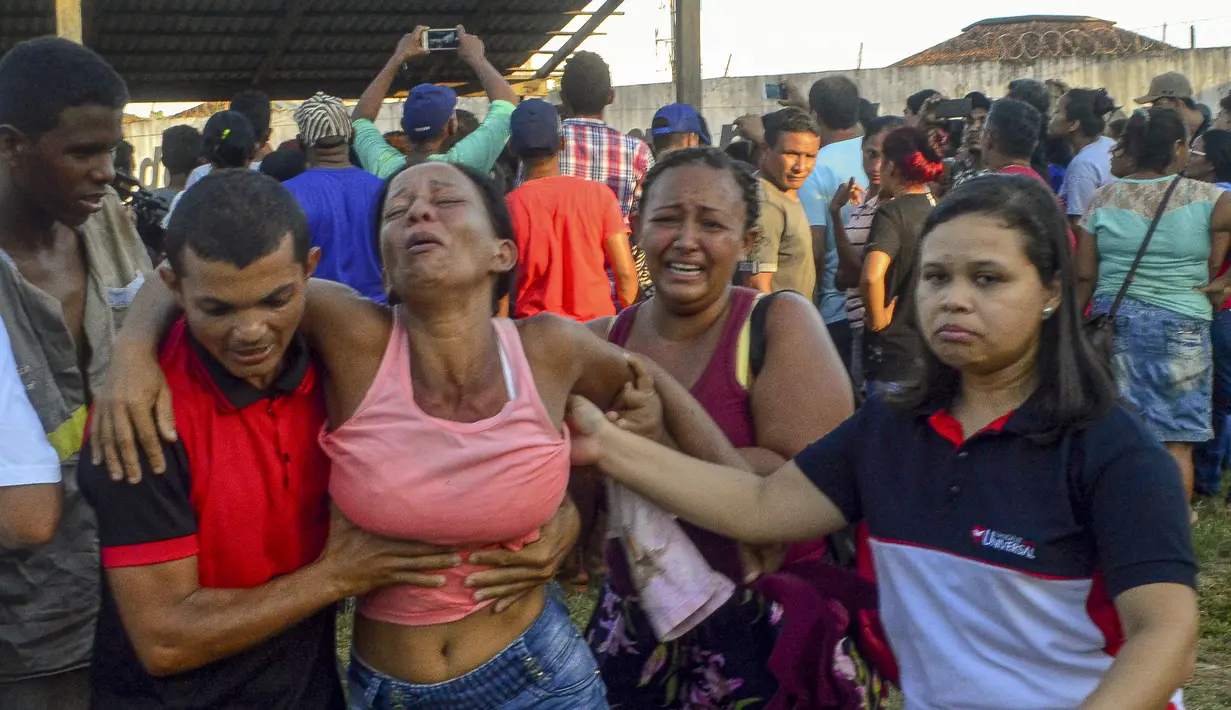 Kerabat para tahanan menangis setelah mendapatkan informasi tentang orang yang mereka cintai tewas sehari setelah kerusuhan di Altamira Regional Recovery Center di kota Altamira, Brasil (30/7/2019). Kerusuhan tersebut menewaskan 57 orang dalam pertempuran antargeng. (AFP/Bruno Santos)