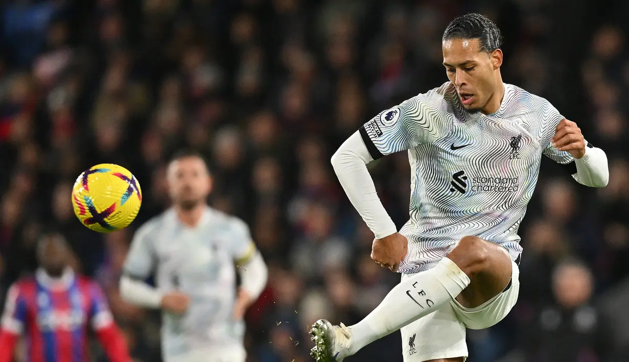 Bek Liverpool, Virgil van Dijk menguasai bola saat menghadapi Crystal Palace pada laga Liga Inggris 2022/2023 di Selhurst Park, London (25/2/2023). Telah membela Liverpool sejak tengah musim 2017/2018 setelah didatangkan dari Southampton, Virgil van Dijk terus menjadi andalan di lini belakang The Reds hingga kini. Musim 2022/2023 ini ia juga tampil tajam dengan mencetak 3 gol dari 22 laga di Liga Inggris. (AFP/Glyn Kirk)