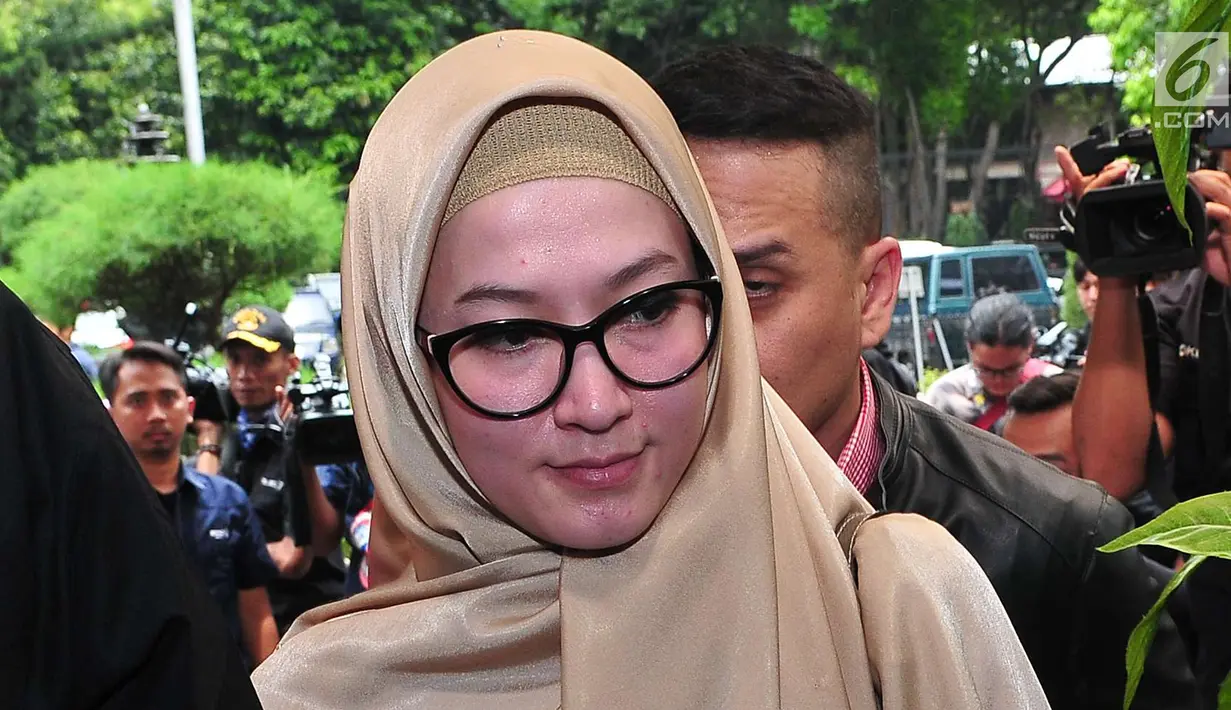 Aktris Lyra Virna memasuki gedung Direktorat Reserse Kriminal Khusus (Ditreskrimsus) Polda Metro Jaya, Selasa (10/10). Didampingi Fadlan Muhammad, wajah Lyra tampak sendu dan tak banyak kata yang diucapkan pesinetron tersebut. (Liputan6.com/Helmi Afandi)