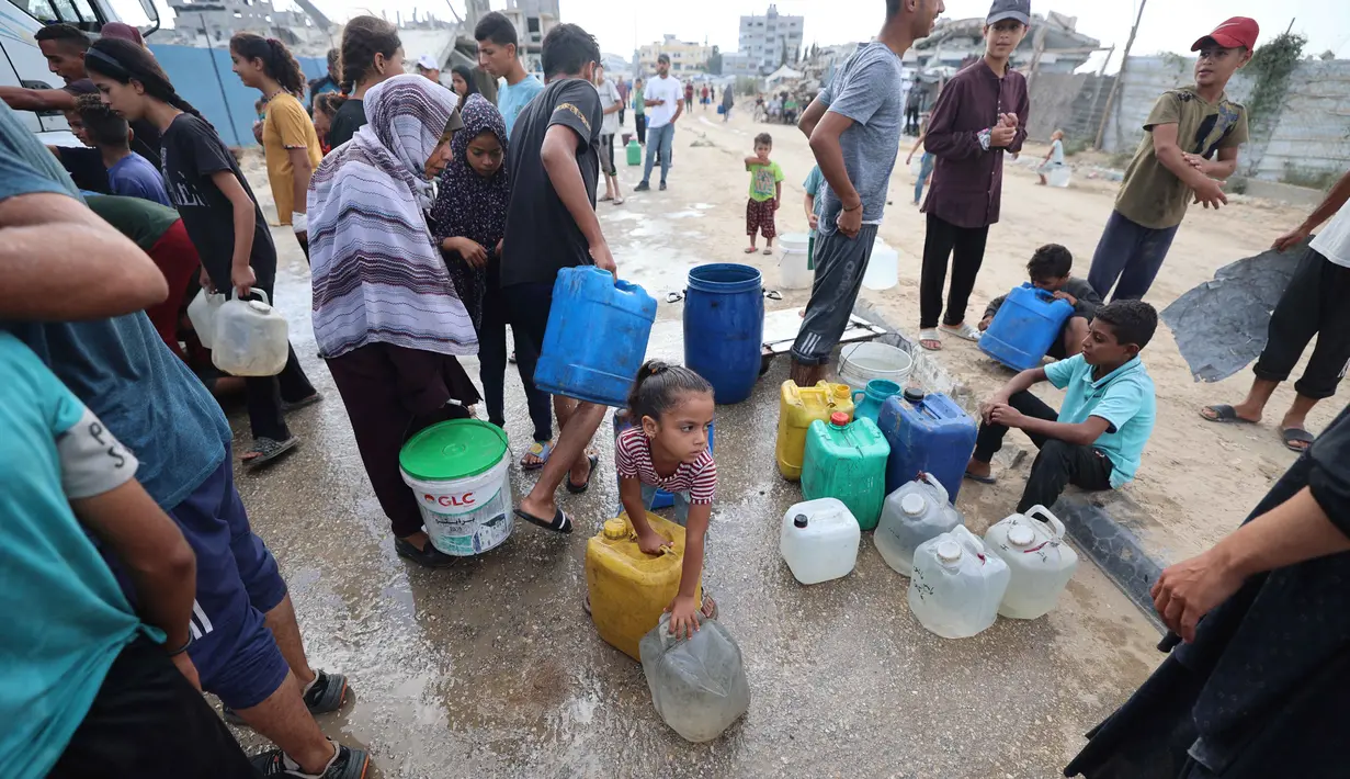 Krisis ini terjadi selama hampir dua tahun akibat hancurnya 80 persen jaringan distribusi air di Gaza imbas serangan militer Israel di Gaza yang berlangsung sejak Oktober 2023. (Eyad BABA/AFP)