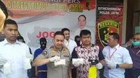 Polda Jatim Ringkus Dua Pelaku Pengedar Pil Koplo dan Bawa Senjata Ilegal