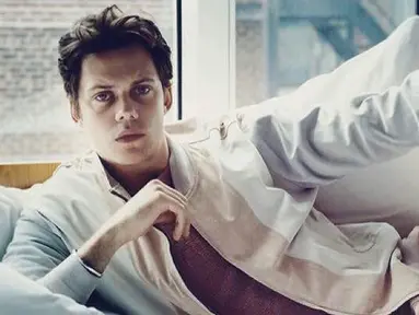 Aktor yang bernama lengkap Bill Istvan Günther Skarsgård ini lahir di Vällingby, Swedia pada 9 Agustus 1990. (Liputan6.com/IG/@billskarsgard_)