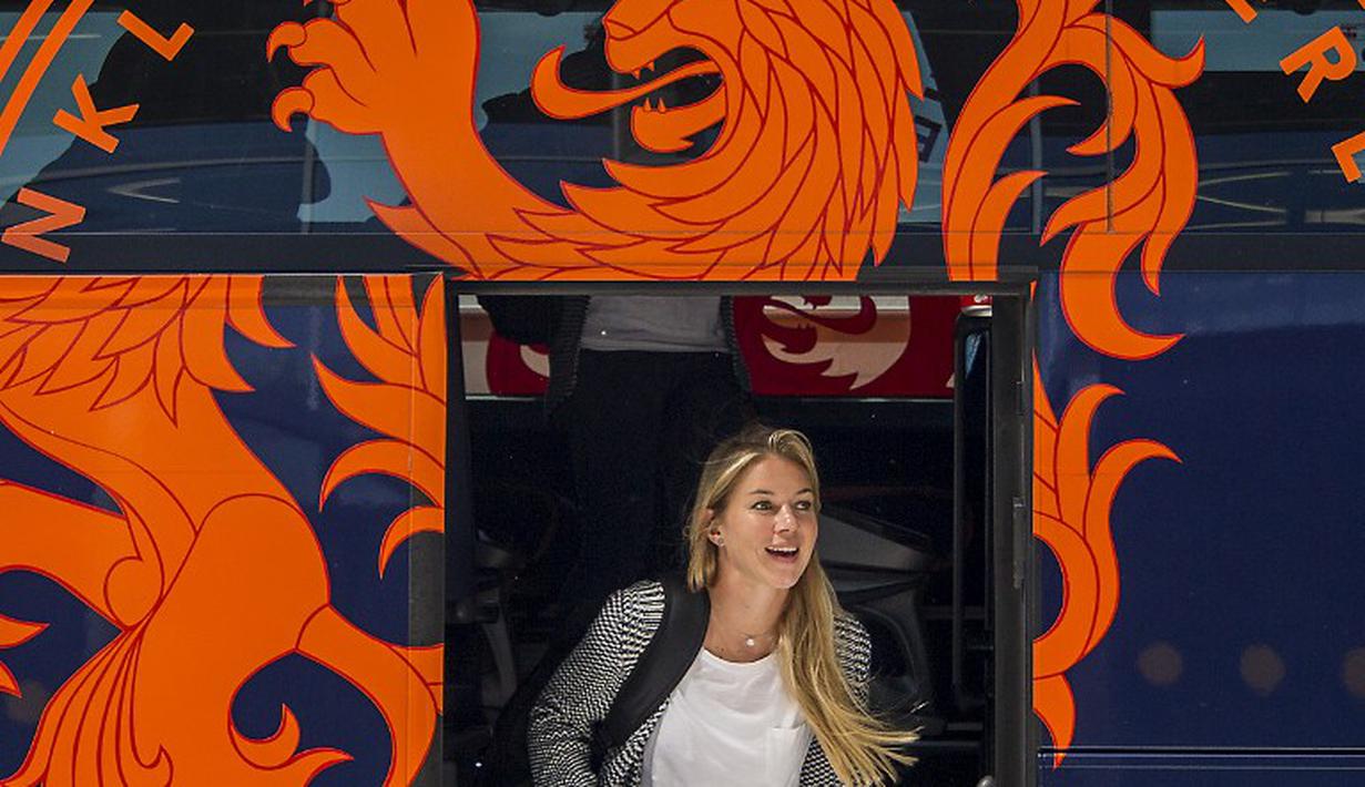 Anouk Hoogendijk turun dari bis menuju pesawat yang akan membawa tim Belanda terbang menuju Kanada. (AFP/ Valerie Kuypers)