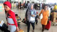 Puluhan warga Sulsel yang bermukim di Tarakan Kaltim di Bandara Sultan Hasanuddin Makassar, Rabu (29/9). Mereka memilih mengungsi ke Sulsel karena trauma pascabentrokan antar warga.(Antara)