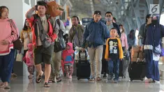 Sejumlah pemudik membawa barang bawaan mereka setibanya di Stasiun Pasar Senen, Jakarta, Sabtu (8/6/2019). Volume penumpang arus balik melalui moda transportasi kereta api  di stasiun Stasiun Senen mengalami lonjakan pada H+3 Lebaran. (merdeka.com/Imam Buhori)