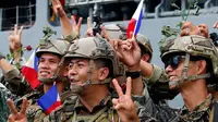 Tentara Filipina yang bertempur di kota Marawi foto bersama usai turun dari kapal amfibi Angkatan Laut Filipina BRP Tarlac di Manila, Filipina (30/10). Kota Marawi berhasil direbut dari para militan. (AP Photo / Bullit Marquez)