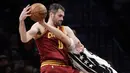 Pemain Cleveland Cavaliers, Kevin Love (kiri) dilanggar pemain Brooklyn Nets, Bojan Bogdanovic (kanan) pada laga NBA basketball game di Barclays Center, (6/1/2017). Cavs menang 116-108. (AP/Frank Franklin II)