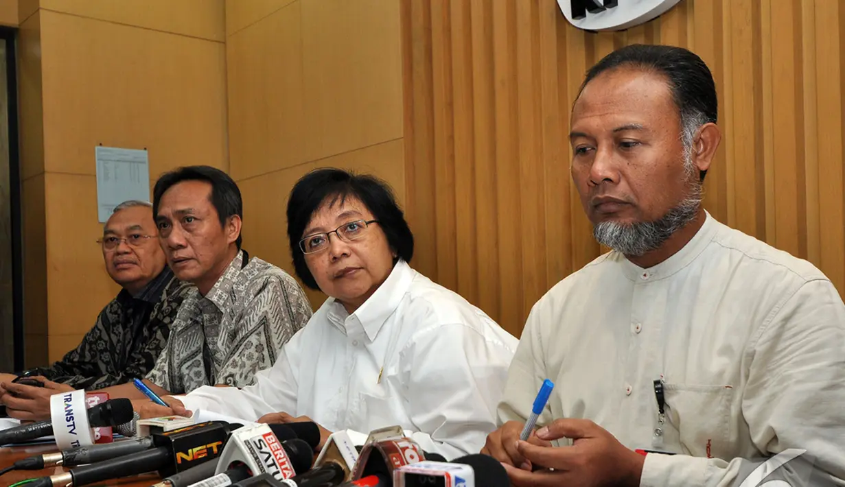Menteri Lingkungan Hidup dan Kehutanan Siti Nurbaya saat konferensi pers di Gedung KPK, Jakarta, Jumat (7/11/2014) (Liputan6.com/Miftahul Hayat)