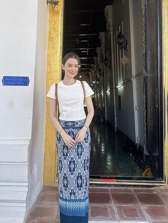Punya wajah blasteran, Diana kerap tampil mengenakan kain khas Thailand. Misalnya saja saat bermain dengan Lisa, ia mengenakan kain biru dipadukan atasan putih. (@dianaflipo)
