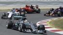 Lewis Hamilton kurang mulus di awal-awal lomba. (AFP/JOSEP LAGO)