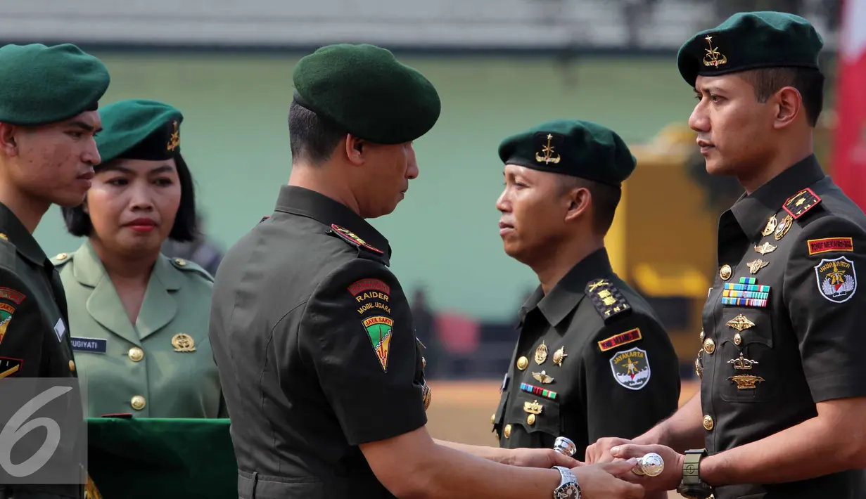 Mayor Inf Agus H Yudhoyono menerima pataka komando dari Letkol Inf Rionardo saat upacara sertijab di Markas Yonif Mekanis 203, Tangerang (22/8/2015). Agus resmi menjabat Komandan Batalyon Infanteri Mekanis 203. (Liputan6.com/Helmi Afandi)