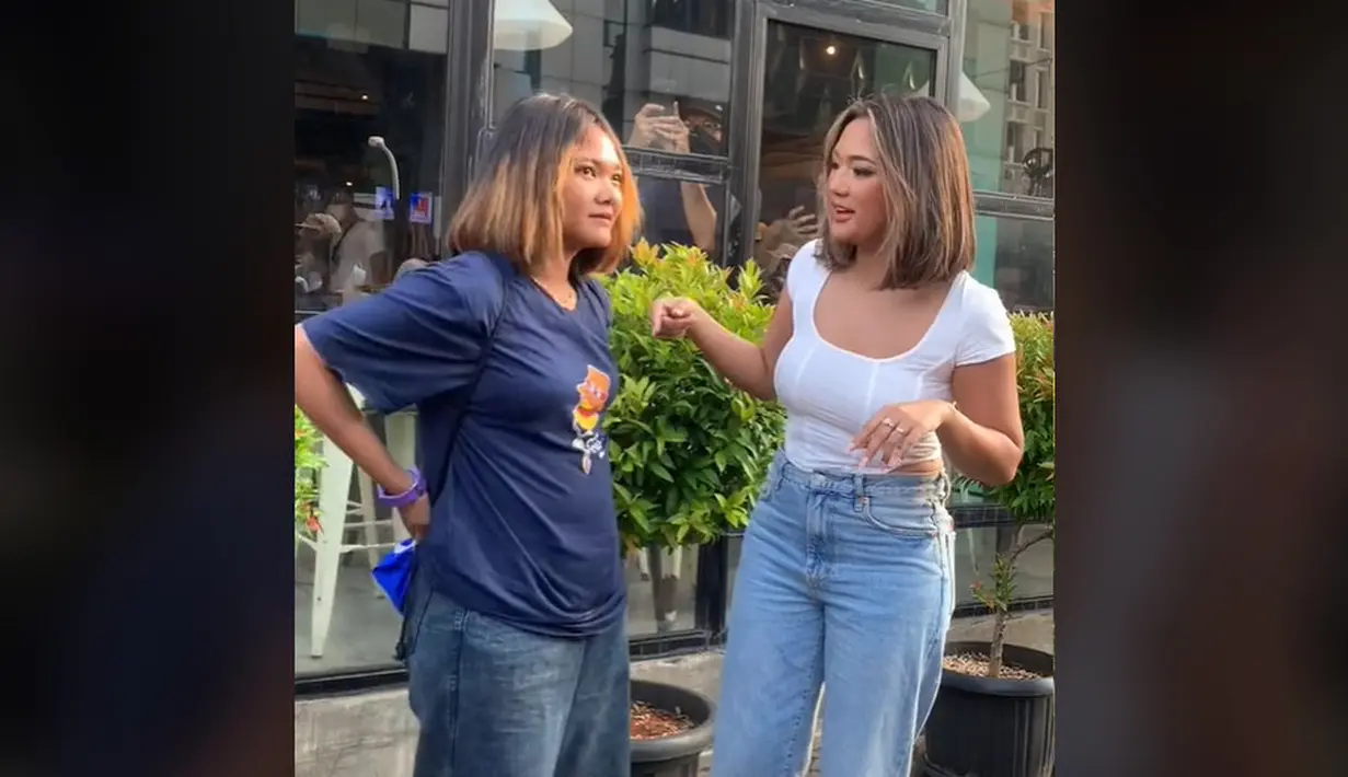 Marion Jola ngobrol dengan Kurma. (Foto: TikTok/ sintaagustete)
