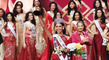 Finalis Puteri Indonesia 2017 asal DKI 5, Bunga Jelita Ibrani menunjukkan tropinya saat terpilih sebagai Putri Indonesia 2017 pada malam Grand Final Puteri Indonesia 2017 di JCC, Jakarta, Sabtu (1/3) dini hari. (Liputan6.com/Angga Yuniar)