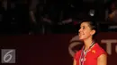 Carolina Marin (spanyol) tersenyum menyaksikan pengibaran bendera usai sukses mempertahankan gelar juara dunia bulutangkis tunggal putri setelah mengalahkan Saina Nehwal (India) di BWF 2015 di Jakarta, Minggu (16/8/2015). (Liputan6.com/Helmi Fithriansyah)