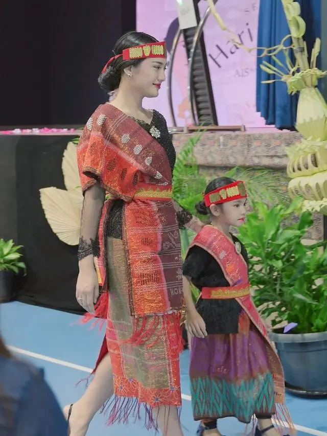 Gaya Kompak Anissa Aziza Istri Raditya Dika dan Putrinya Dibalut baju adat Sumatera Utara. [@anissaaziza]