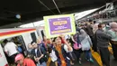 Komunitas pengguna KRL melakukan aksi simpatik cegah pelecehan seksual di Stasiun Tanah Abang, Jakarta, Jumat (9/2). Aksi mengusung tema Komuter Pintar Peduli Sekitar. (Liputan6.com/Fery Pradolo)