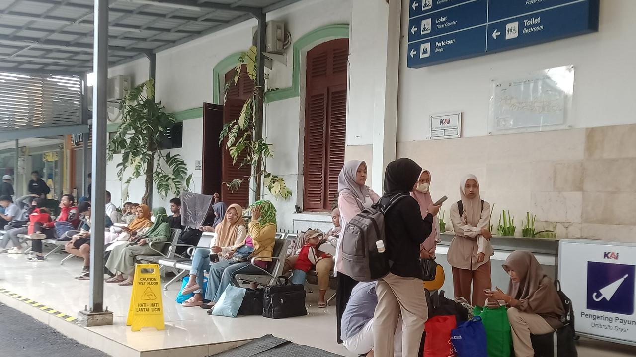 Para Penumpang Kereta Api antre menunggu masuk ke dalam kereta di Staisun Banyuwangi Kota (Istimewa)