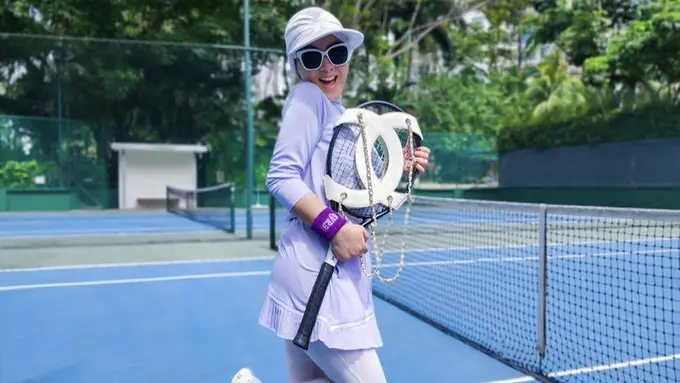 Tampilan Baju Olahraga Syahrini saat Bermain Tenis
