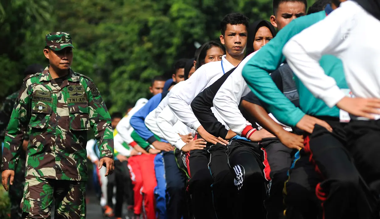 Tim pelatih calon Paskibraka saat memberikan pelatihan baris berbaris di PPPON, Cibubur, Jakarta Timur, Kamis (27/7). Hari ke-3 diklat, calon Paskibraka mulai dilatih baris berbaris oleh tim pelatih dari TNI dan Polri. (Liputan6.com/Yoppy Renato)