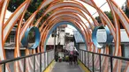 Dua pelajar melintasi Jembatan Ketupat di Jalan Gajah Mada, Petojo, Jakarta, Kamis (8/8/2019). Jembatan Ketupat memiliki bentang 12,5 meter dan lebar 2,5 meter dengan waktu pengerjaan selama 45 hari. (Liputan6.com/Helmi Fithriansyah)