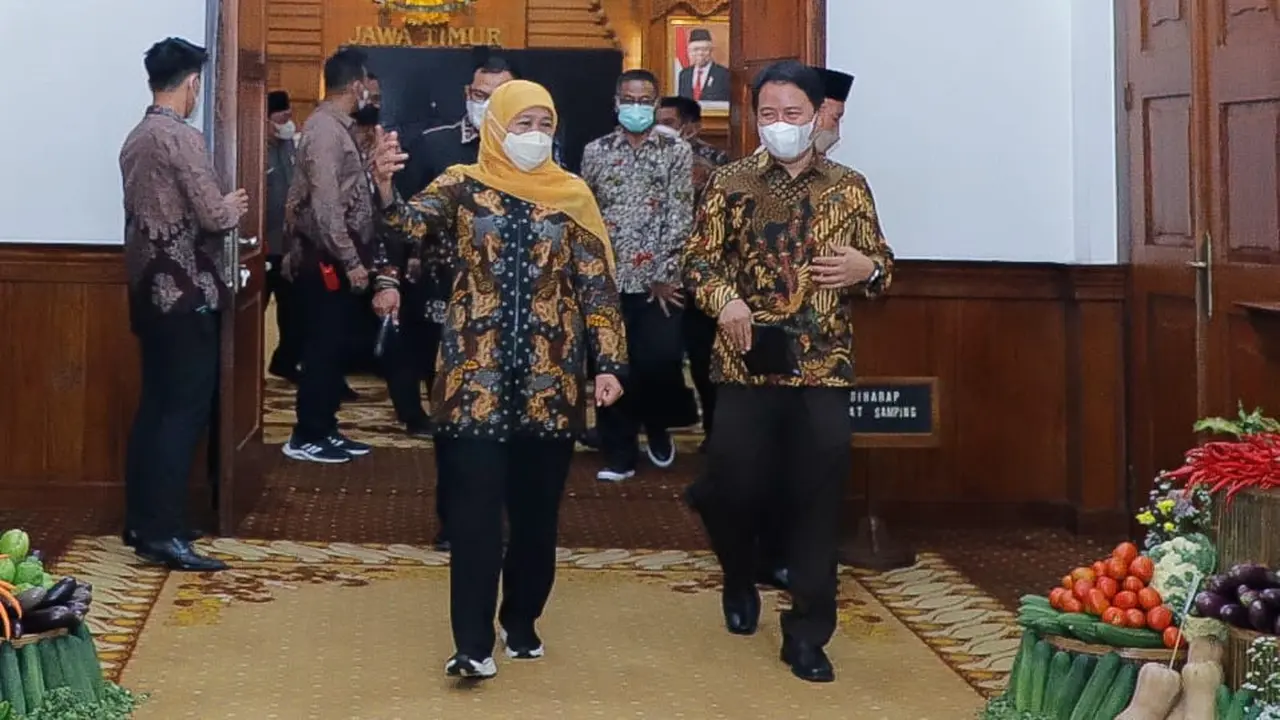 Gubernur Jatim Khofifah bertemu Dirjen Penyelenggaraan Haji dan Umroh (PHU) Kemenag Hilman Latief. (Dian Kurniawan/Liputan6.com).