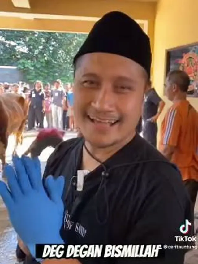 Arie Untung potong sendiri hewan qurban (Instagram/ariekuntung)