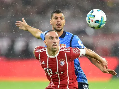 Aksi pemain Bayern Munchen, Franck Ribery berebut bola dengan pemain Leverkusen, Aleksandar Dragovic (belakang) pada laga Bundesliga di Allianz Arena, Munich,  (18/8/2017). Bayern menang 3-1. (AFP/dpa/Sven Hoppe) 