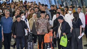 Menteri Luar Negeri Indonesia, Sugiono (tengah), berjalan bersama Warga Negara Indonesia yang kembali dari Iran tiba di Bandara Internasional Soekarno-Hatta, Tangerang, Banten, pada Selasa 10 Maret 2026. 22 Warga Negara Indonesia (WNI) yang dievakuasi dari Iran tiba di Indonesia melalui Bandara Internasional Soekarno-Hatta, Tangerang, Banten pada Selasa 10 Maret 2026. (BAY ISMOYO/AFP)