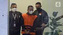 Petugas Komisi Pemberantasan Korupsi (KPK) menggiring Dodi Martimbang (tengah) di Gedung Merah Putih KPK Jakarta, Selasa (17/1/2023). Dodi Martimbang diduga secara pihak mengambil kebijakan untuk tidak menggunakan jasa dari perusahaan yang sebelumnya telah dilakukan penandatangan kontrak karya tersebut dengan tidak didukung alasan yang mendesak. (Liputan6.com/Helmi Fithriansyah)