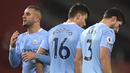 Bek Manchester City, Kyle walker (kiri), berkomunikasi dengan penjaga gawang dalam laga lanjutan Liga Inggris 2020/21 pekan ke-12 melawan Manchester UniteD di Old Trafford Stadium, Sabtu (12/12/2020). Manchester City bermain imbang 0-0 dengan Manchester United. (Pool via AP/Phil Noble)