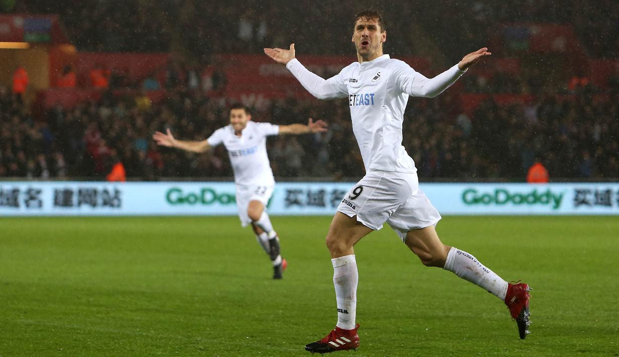 6. Fernando Llorente (Swansea) - Berhasil mencetak enam gol dari 19 laga bersama Swansea membuat Antonio Conte, kepincut untuk memboyongnya ke Chelsea. Apalagi, striker asal Spanyol ini adalah mantan anak asuhnya di Juventus. (AFP/Geoff Caddick)