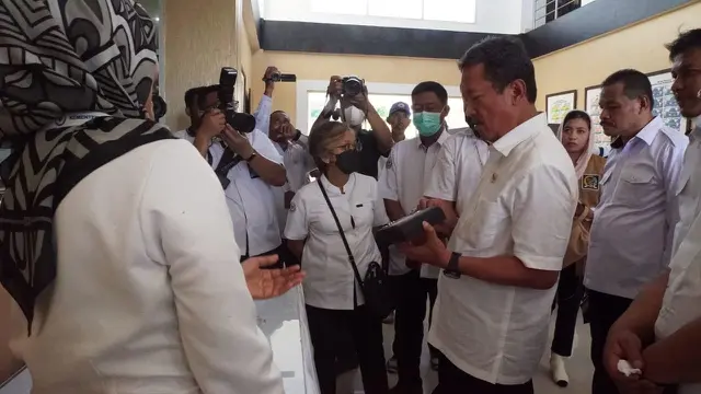 Menteri Kelautan dan Perikanan Sakti Wahyu Trenggono menyerahkan alat pantau otomatis kepada nelayan dan pemerintah daerah Wakatobi.
