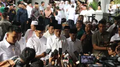 Presiden RI Joko Widodo atau Jokowi menyampaikan keterangan pers usai melayat KH Salahuddin Wahid atau Gus Sholah di rumah duka kawasan Mampang Prapatan, Jakarta, Senin (3/2/2020). Gus Sholah akan dimakamkan di Jombang. (Liputan6.com/Herman Zakharia)