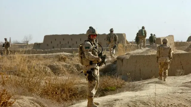Letnan Jenderal Jennie Carignan, terlihat di sini memimpin Satuan Tugas Resimen Insinyur Kandahar yang berpatroli di Nakhonay, Afghanistan pada Februari 2010. (Handout/AFP)