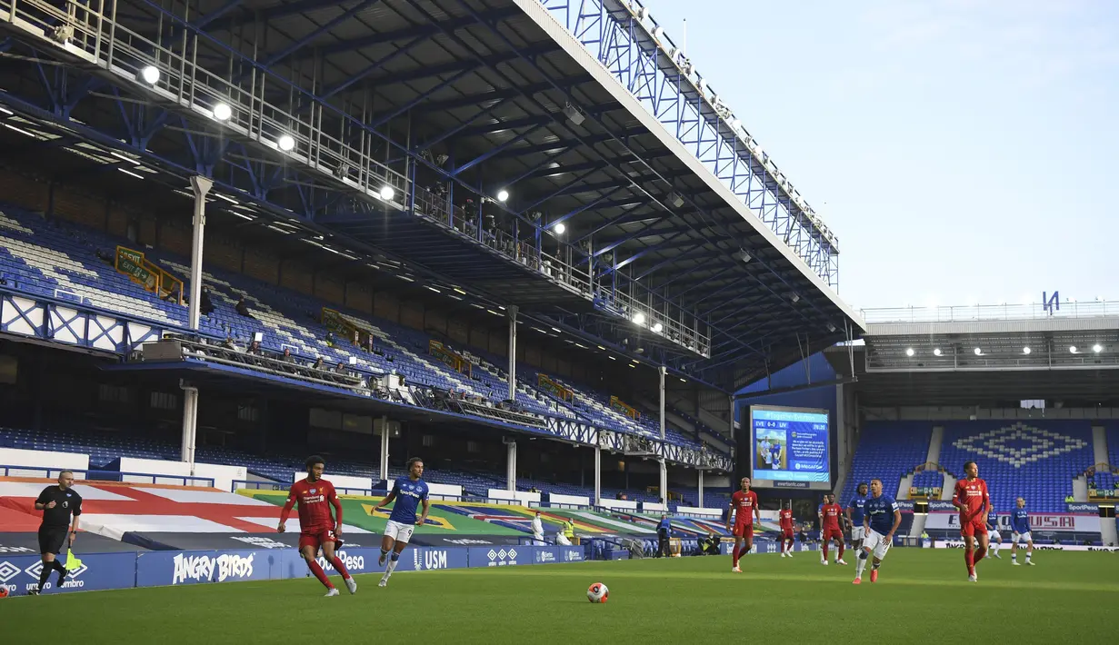 Suasana pertandingan Everton dengan Liverpool pada lanjutan Liga Primer Inggris di Goodison Park, Liverpool, Inggris, Minggu (21/6/2020). Pertandingan berakhir dengan skor 0-0. (AP Photo/Shaun Botterill, Pool)