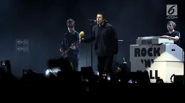 Mantan vokalis Oasis Liam Gallagher hibur penggemarnya saat membawakan lagu dalam konser musik Liam Gallagher of OASIS - World Tour 2018 di Ecovention Hall Ancol, Jakarta, Minggu (14/1). (Liputan6.com/Johan Tallo)