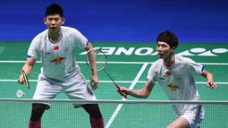 Namun pada gim kedua Li/Liu kerap melakukan kesalahan karena tekanan dari Kevin/Markus sehingga pasangan China itu sempat tertinggal 11-5. (AFP/Justin Tallis)