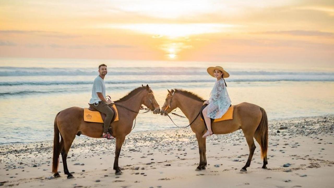 7 Momen Mesra Raffi Ahmad dan Nagita Slavina Liburan di Sumba, Romantis