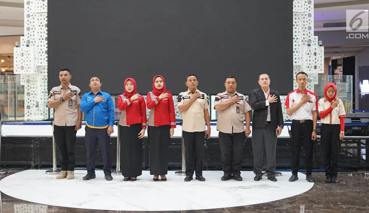 Karyawan menyanyikan lagu Indonesia Raya di Mal Pesona Square, Depok, Jawa Barat, Rabu (19/6/2019). Pemutaran lagu Indonesia Raya di mal tersebut dilakukan setiap hari pukul 10.00 WIB. (Liputan6.com/Immanuel Antonius)