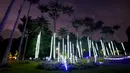 Lampu Natal menghiasi Kebun Raya Jose Celestino Mutis di Bogota, Kolombia, 16 Desember 2021. Dari populasi Kolombia yang berjumlah 49.650.000 jiwa, sekitar 71 persen di antaranya beragama Katolik. (AP Photo/Fernando Vergara)