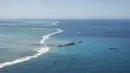 Tumpahan minyak mencemari lepas pantai tenggara Mauritius, Minggu (9/8/2020). Mauritius memberlakukan status darurat setelah kapal Jepang, MV Wakashio, kandas dan menumpahkan 1.000 metrik ton minyak mentah. (Gwendoline Defente/EMAE via AP)