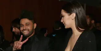 The Weeknd dan Bella Hadid sudah menjalin cinta kurang lebih selama satu tahun, harus diakhiri dengan perpisahan. Meski sudah putus, namun keduanya tetap saling cinta. (AFP/Bintang.com)