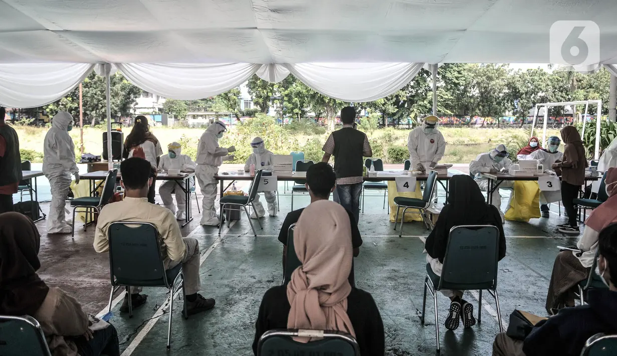 Peserta UTBK SBMPTN 2021 menunggu tes swab antigen di Kompleks UNJ, Senin (12/4/2021). Pelaksanaan swab antigen gratis hanya diberikan pada 5.000 peserta dengan ketentuan gelombang I kuota untuk 2.500 peserta dan gelombang II untuk 2.500 peserta.  (merdeka.com/Iqbal S. Nugroho)
