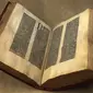 Alkitab Gutenberg edition dari abad ke-15. (BBC)