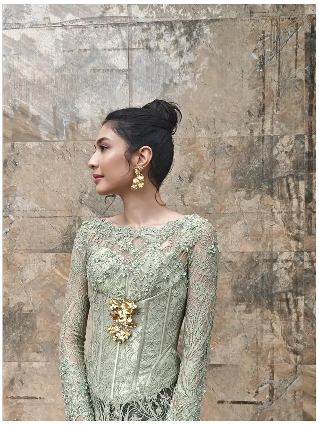 6 Potret Kebaya Mikha Tambayong di Nikahan Saudara, Sarimbit dengan Deva Mahenra